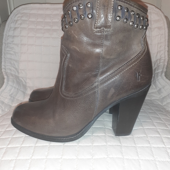 FRYE Women's Studded short Leather booties. Sz.10 Dark Mushroom color. EUC' - Picture 2 of 7